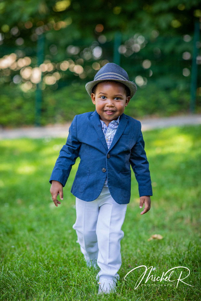 Portrait d’un jeune enfant élégant dans un jardin