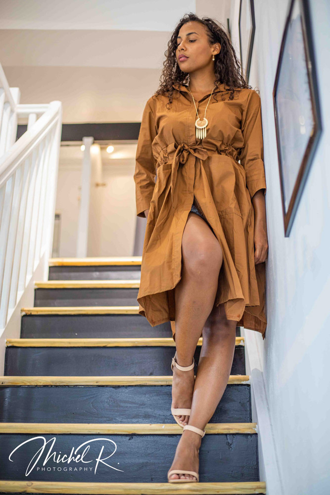Portrait de mode sur un escalier, robe brune