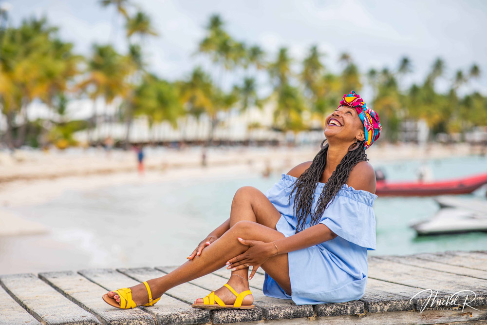 Portrait lumineux d’une femme souriant sur une plage