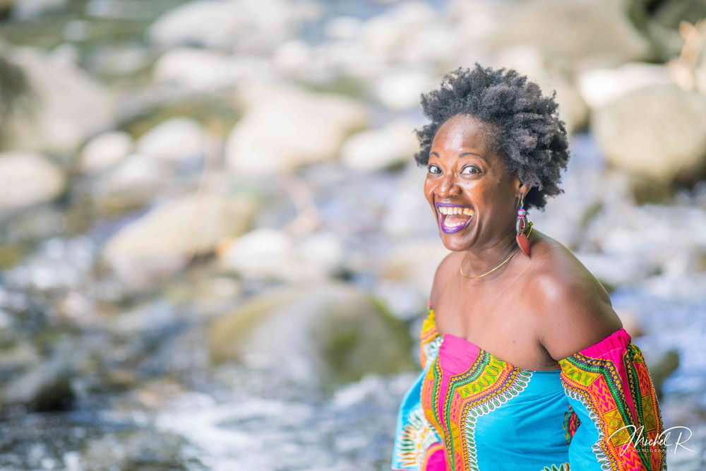 Portrait souriant près d’une rivière