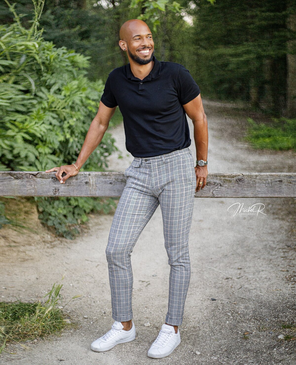 Portrait lifestyle masculin en extérieur