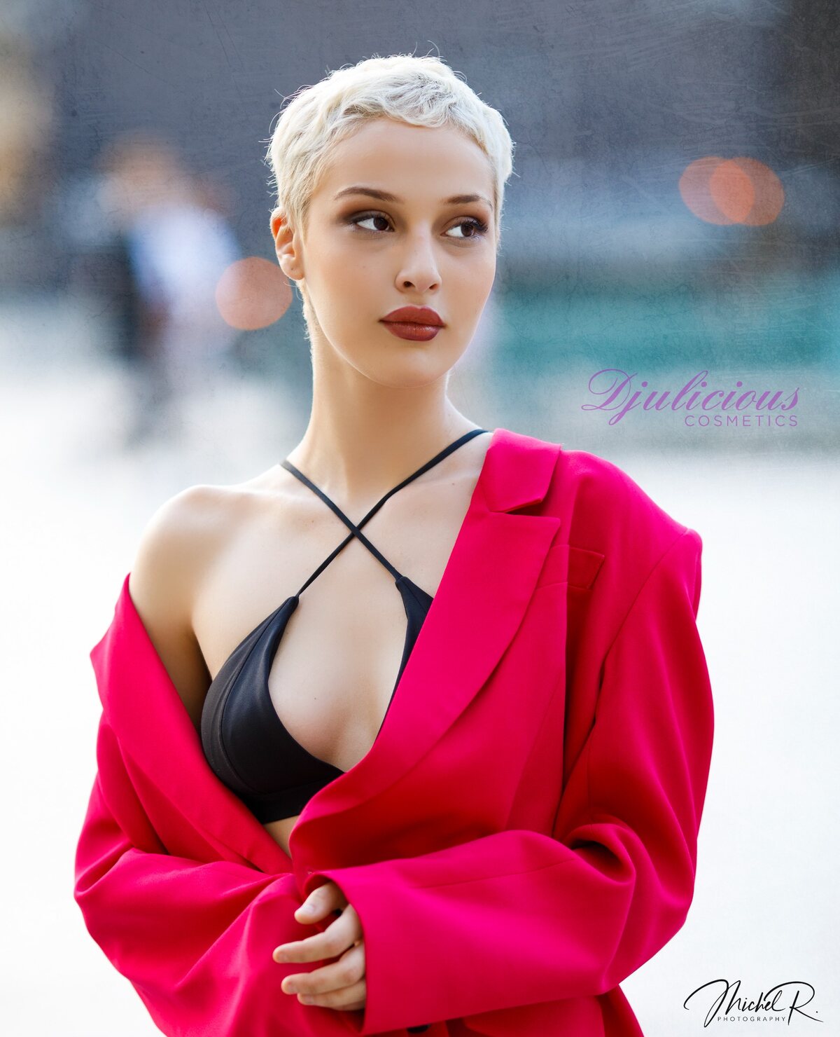Portrait éditorial d’une femme vêtue de rouge